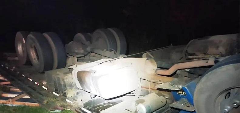 Foto 3 de 4 — Motorista morre após caminhão com chapas de aço tombar na Washington Luís